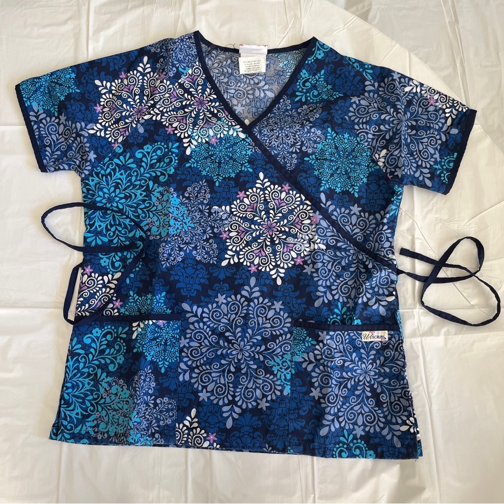 Woman’s Scrub Top M